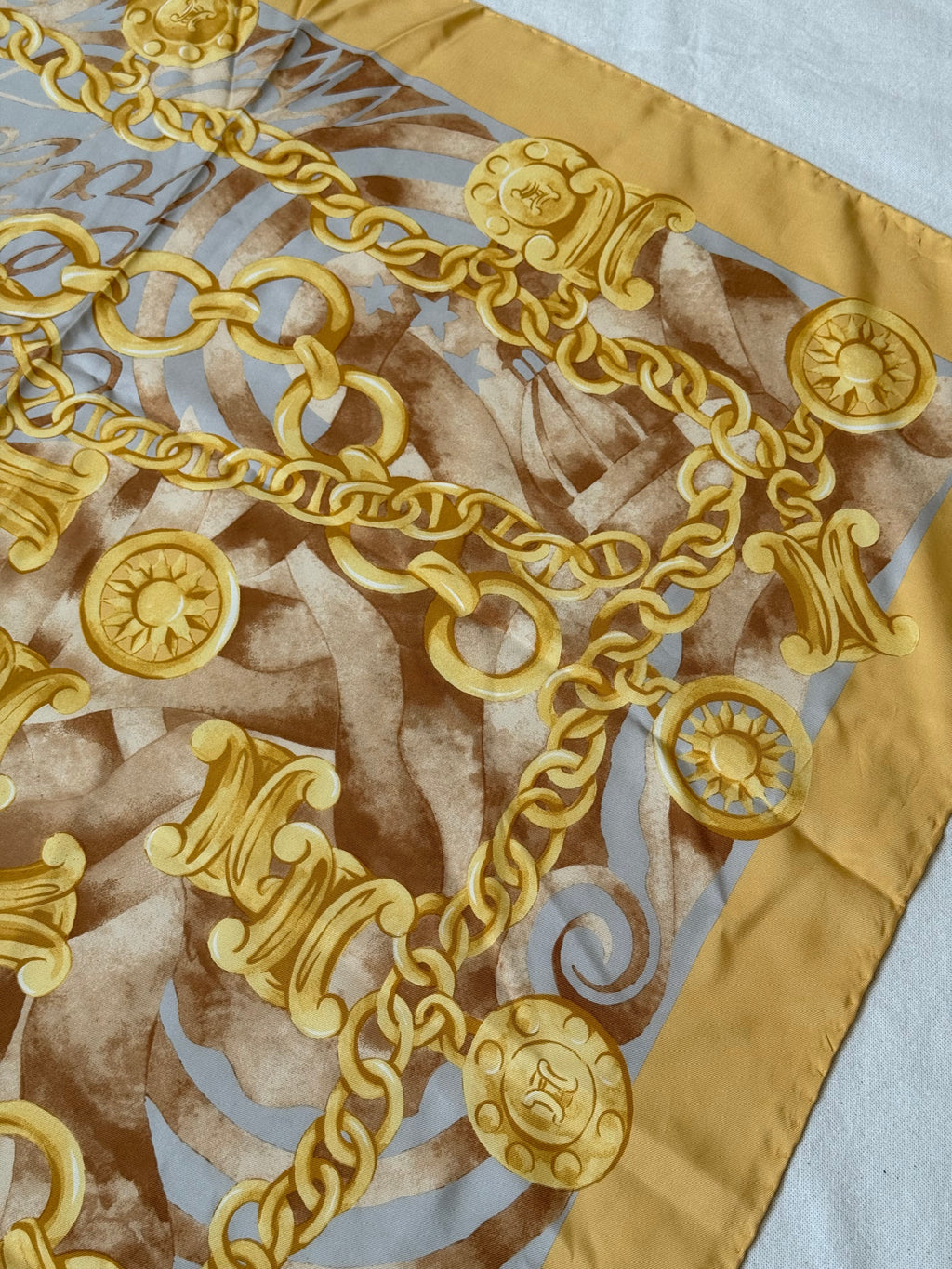 Pañuelo Céline – Cadenas y medallones