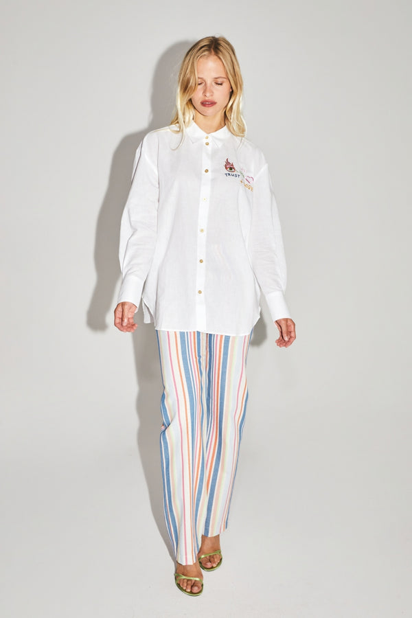 La camisa bohemia de lino y algodón con bordado cósmico fabricada en Portugal
