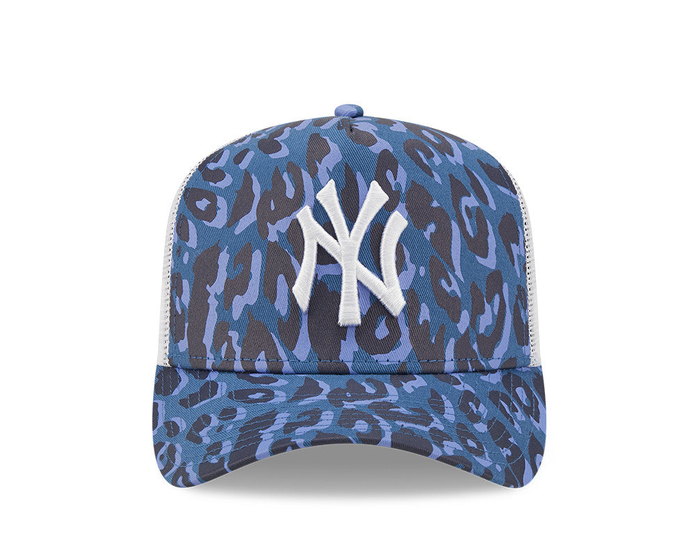 Gorra trucker Neyyan con estructura en A y estampado de leopardo de New Era