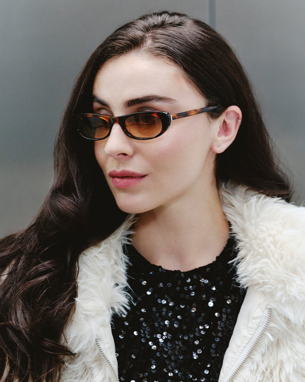 Gafas de sol Mira Ecaille: montura de mariposa, usadas por una mujer