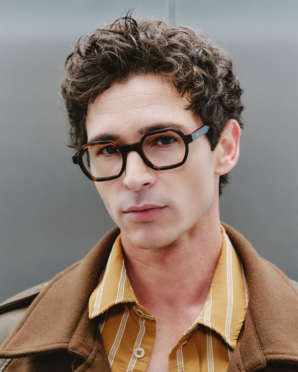 Anteojos Tiago Ecaille: montura rectangular, usados por un hombre