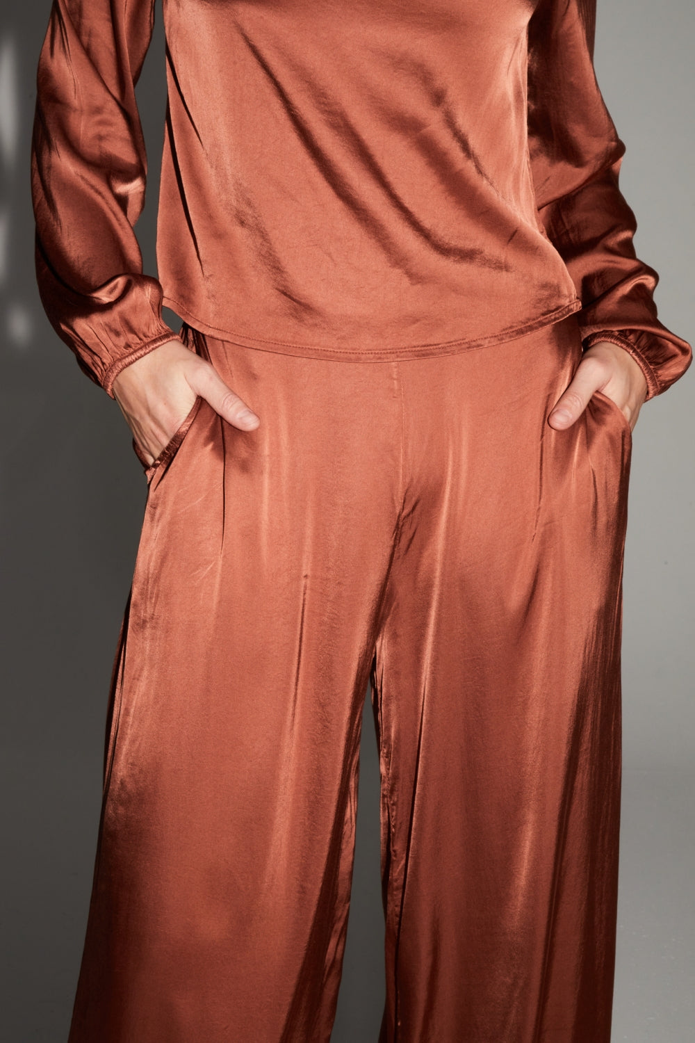 Pantalón Charlie Satin Viscosa Coñac Hecho En Italia