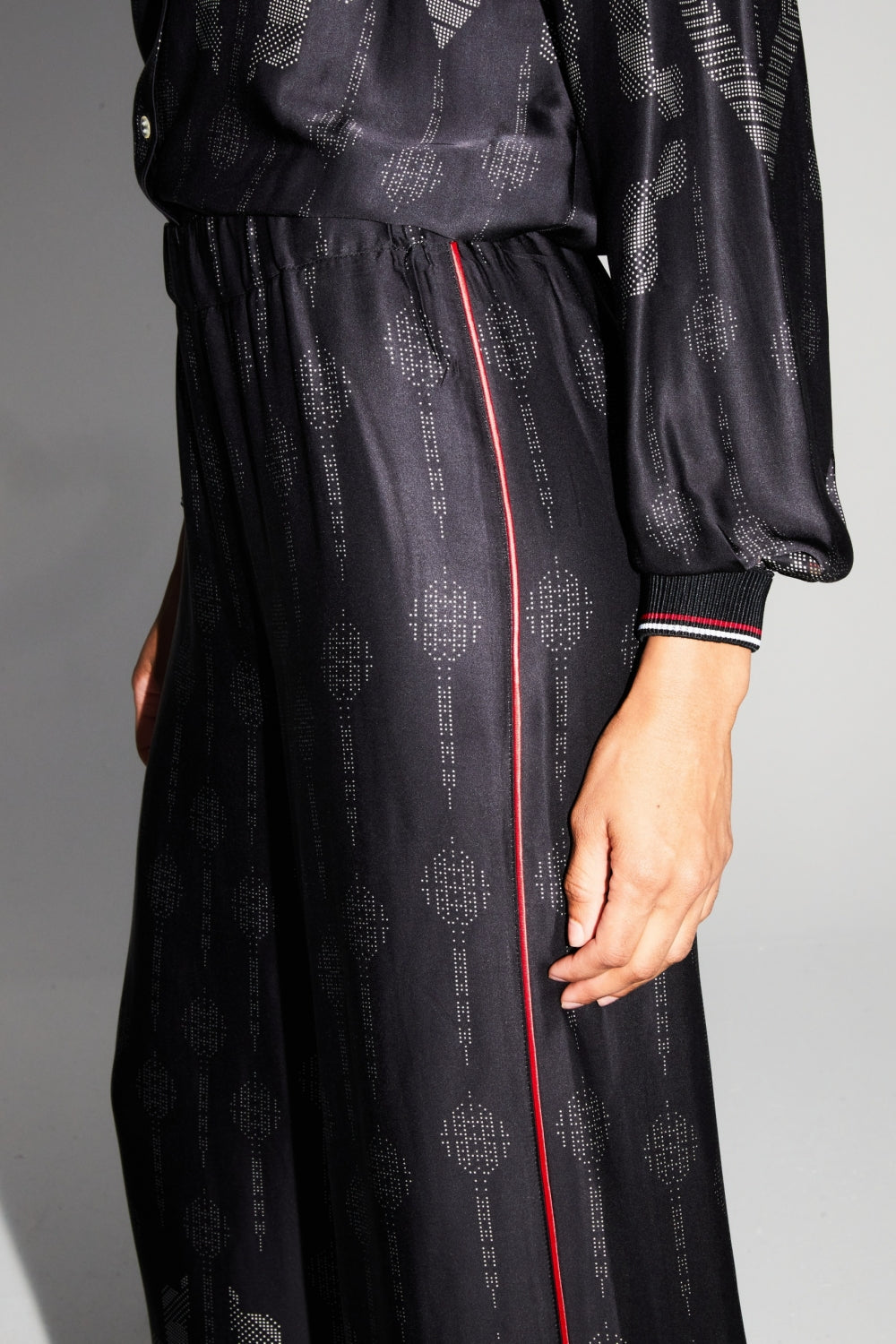 Pantalones con estampado de águila fabricados en Italia