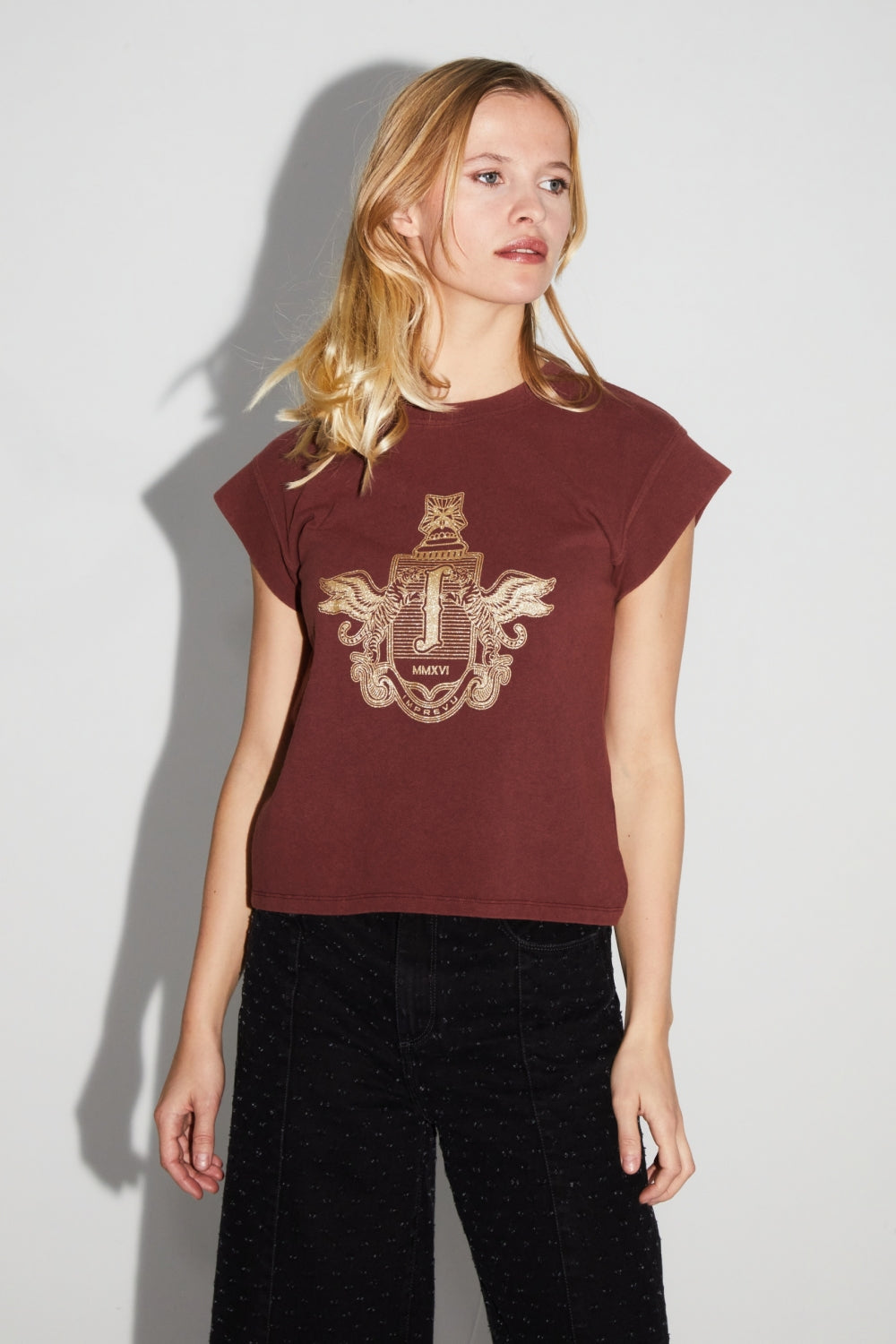 Camiseta dorada de Robbie Blason fabricada en Portugal