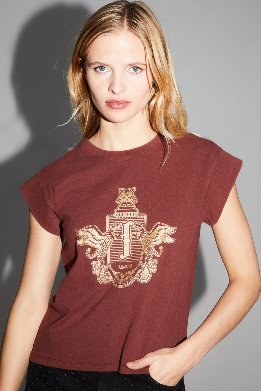 Camiseta dorada de Robbie Blason fabricada en Portugal