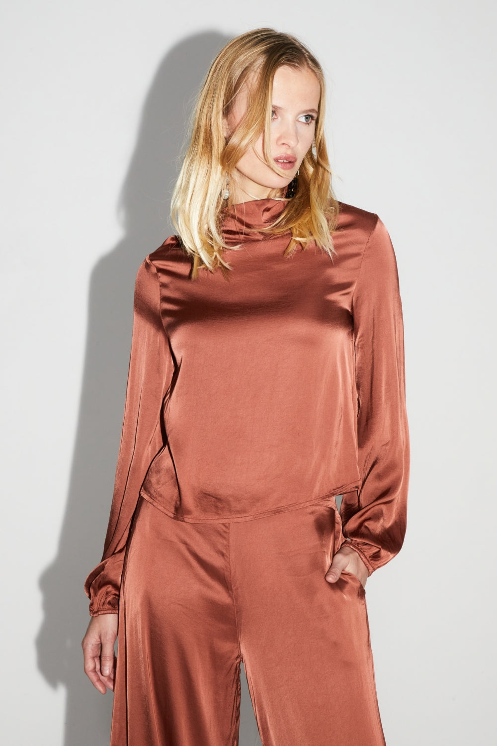 Blouse Cléa Satin Viscose Strech Cognac Fabriquée En Italie - Marron