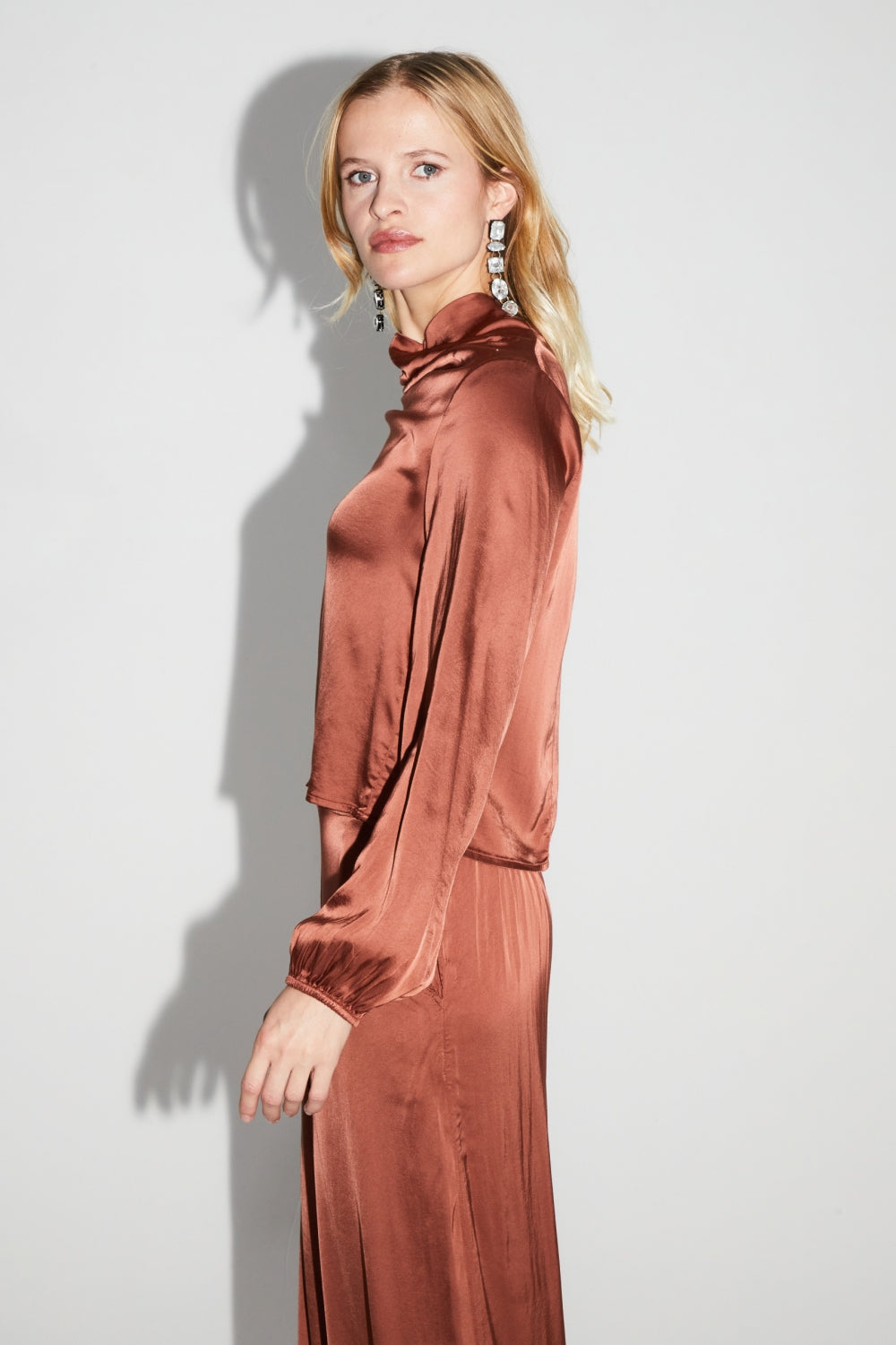 Blouse Cléa Satin Viscose Strech Cognac Fabriquée En Italie - Marron