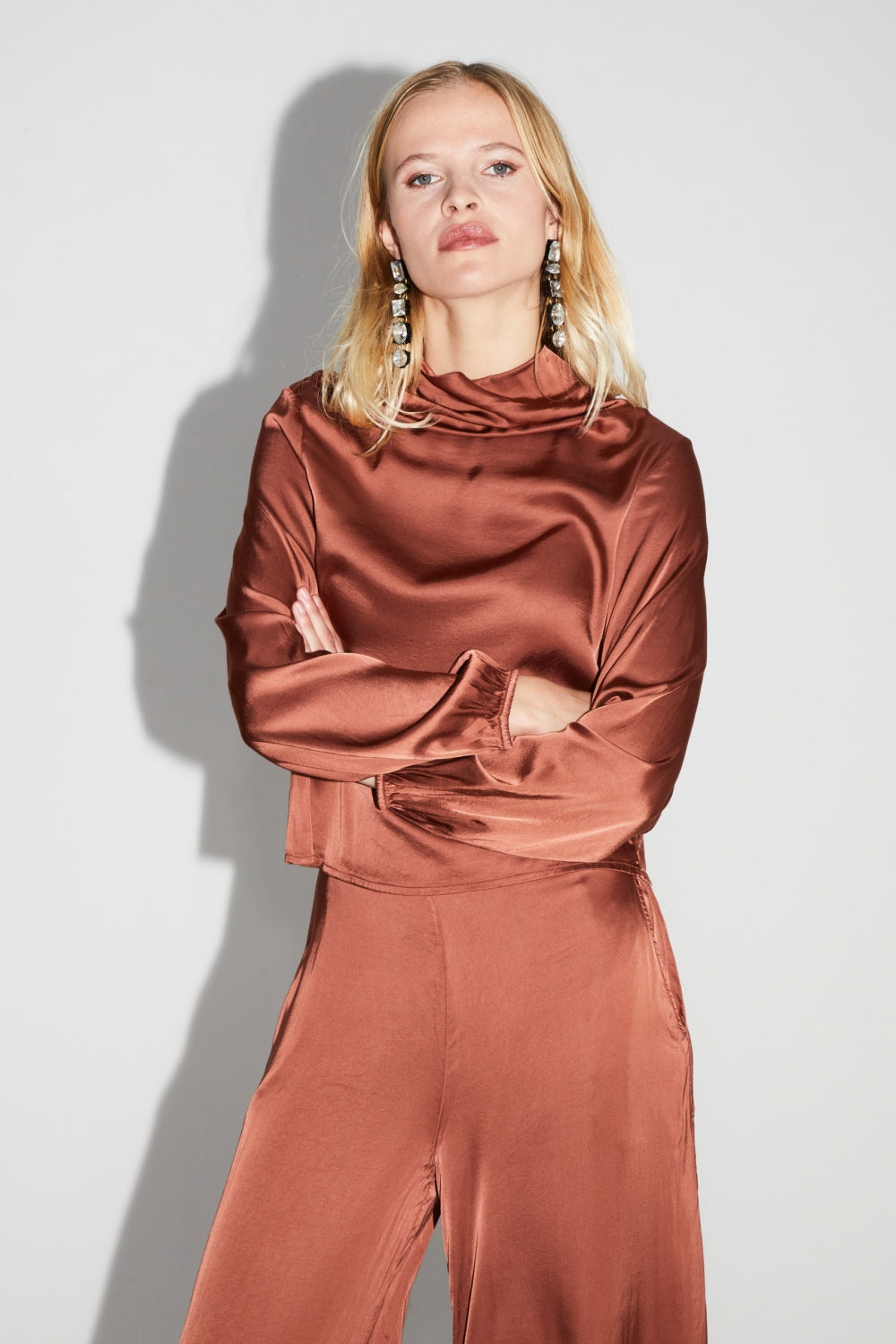 Blouse Cléa Satin Viscose Strech Cognac Fabriquée En Italie - Marron