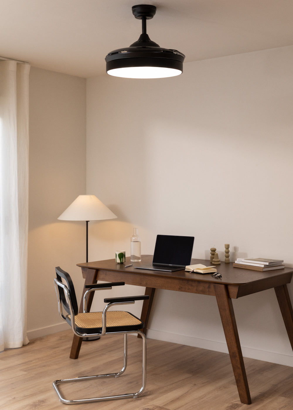 Wind Clear - Ventilador de techo silencioso de 40 W con aspas retráctiles e iluminación LED - Negro