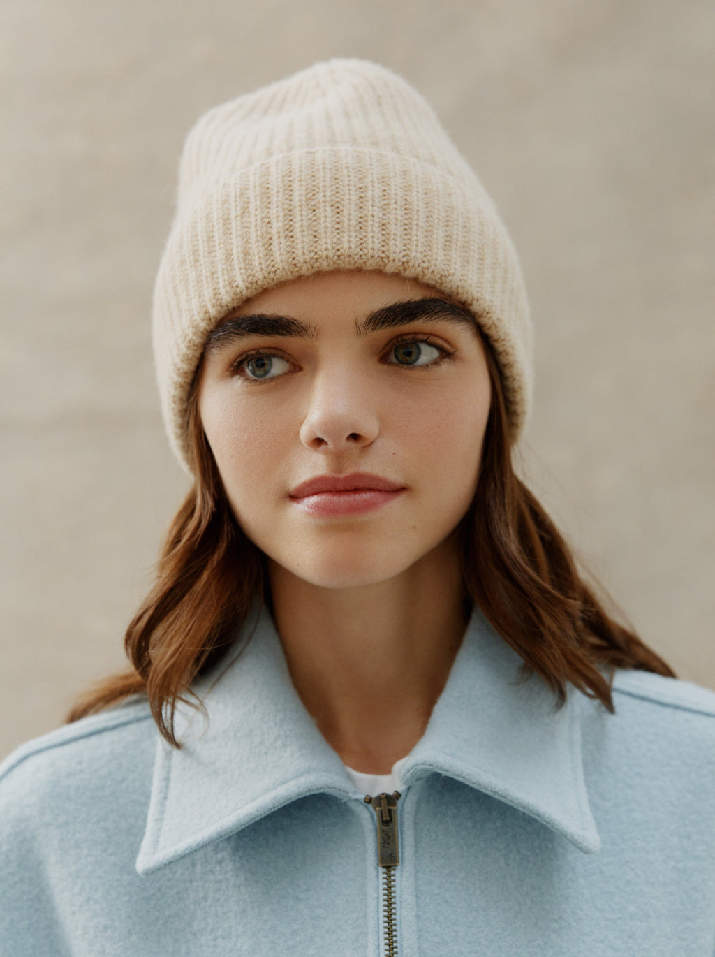 Gorro de lana de punto beige