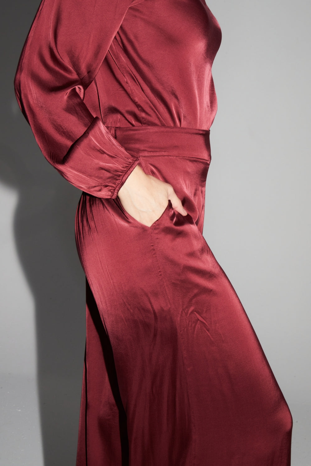 Pantalón Charlie Satin Viscosa Burdeos Made In Italy