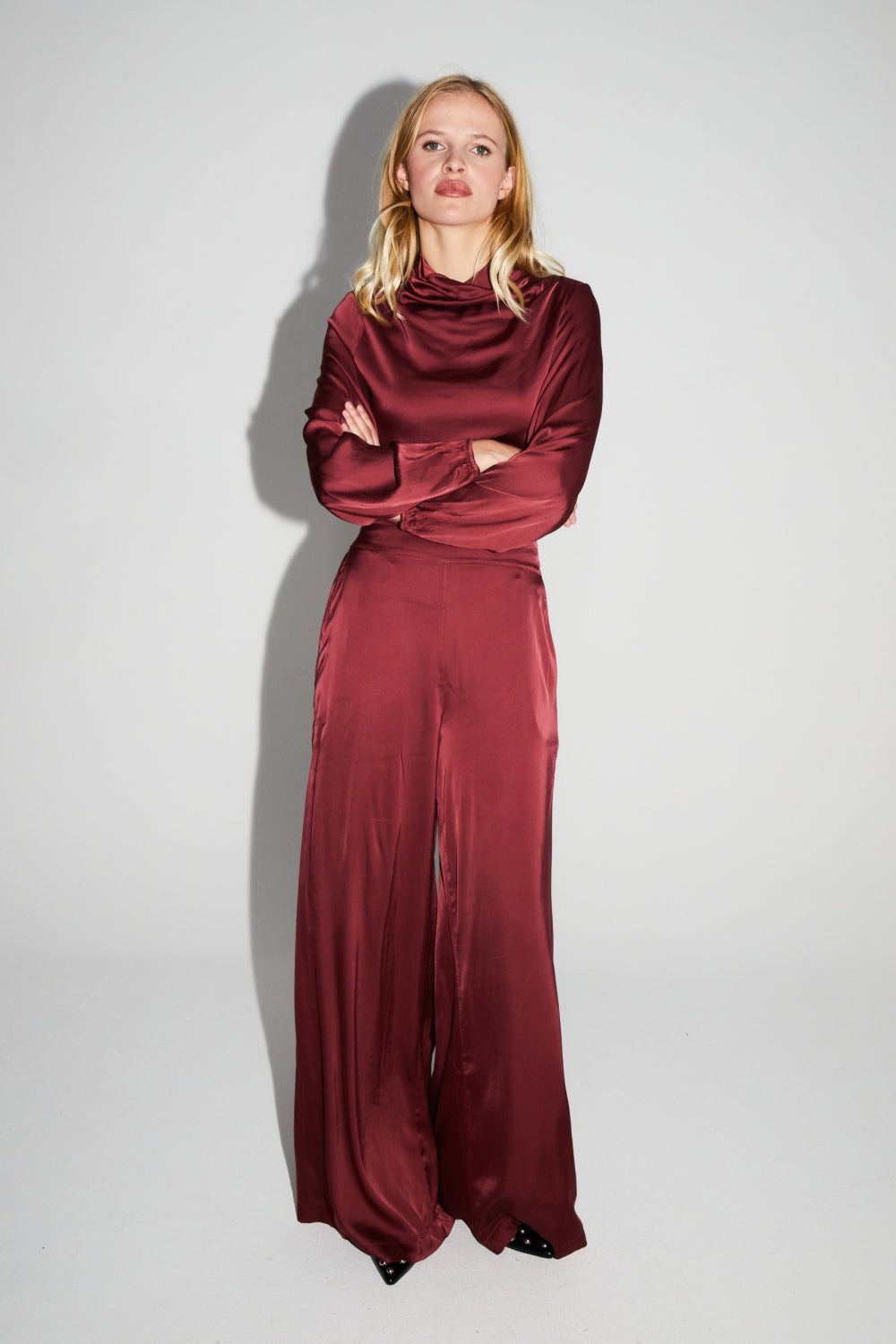 Pantalón Charlie Satin Viscosa Burdeos Made In Italy