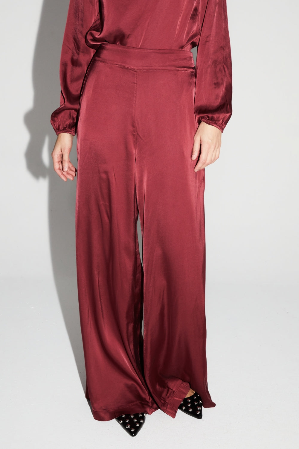 Pantalón Charlie Satin Viscosa Burdeos Made In Italy