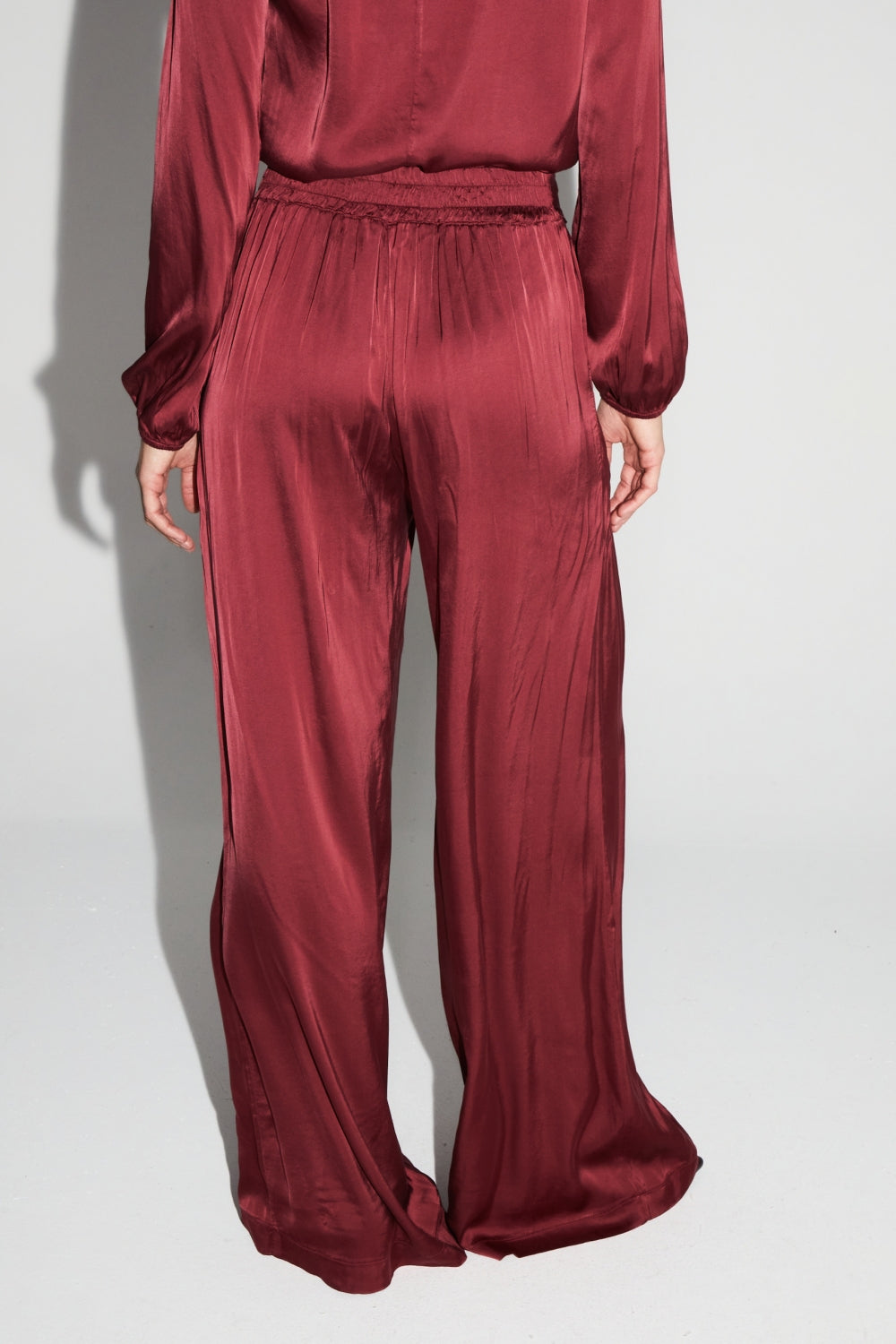 Pantalón Charlie Satin Viscosa Burdeos Made In Italy