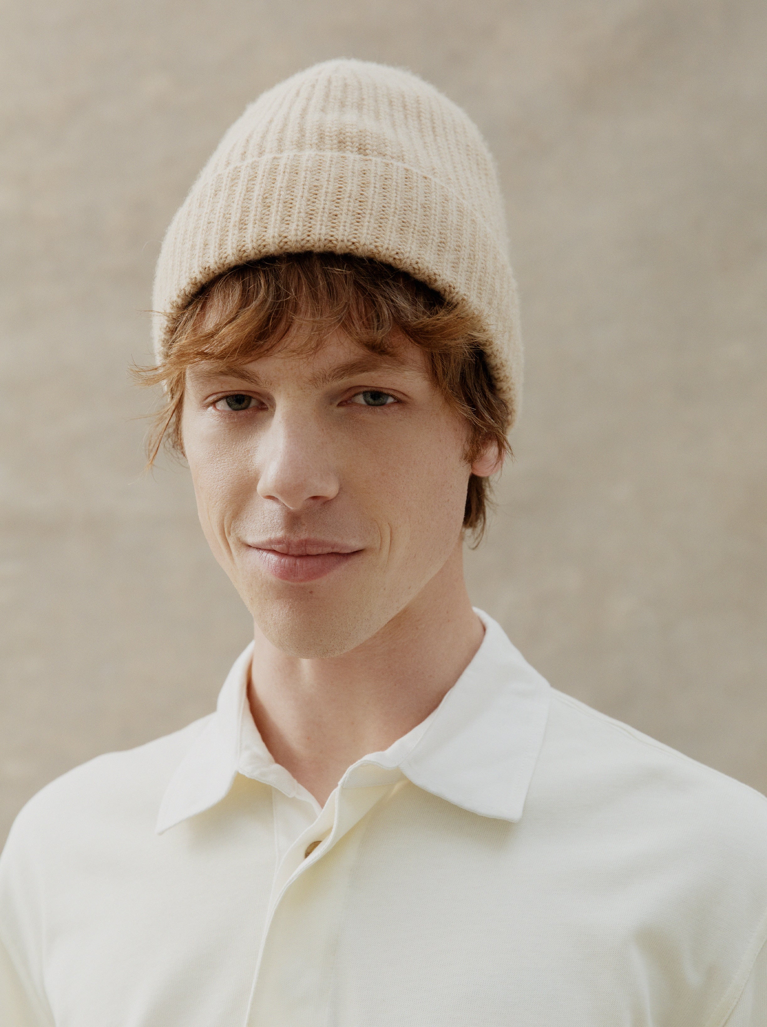 Gorro de lana de punto beige