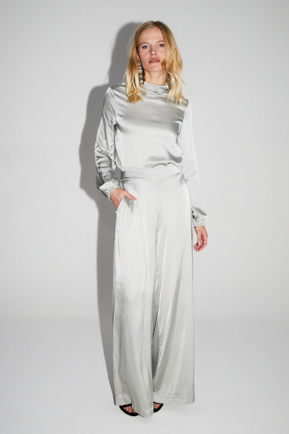 La Blouse Cléa Satin Viscose Strech Silver Fabriquée En Italie