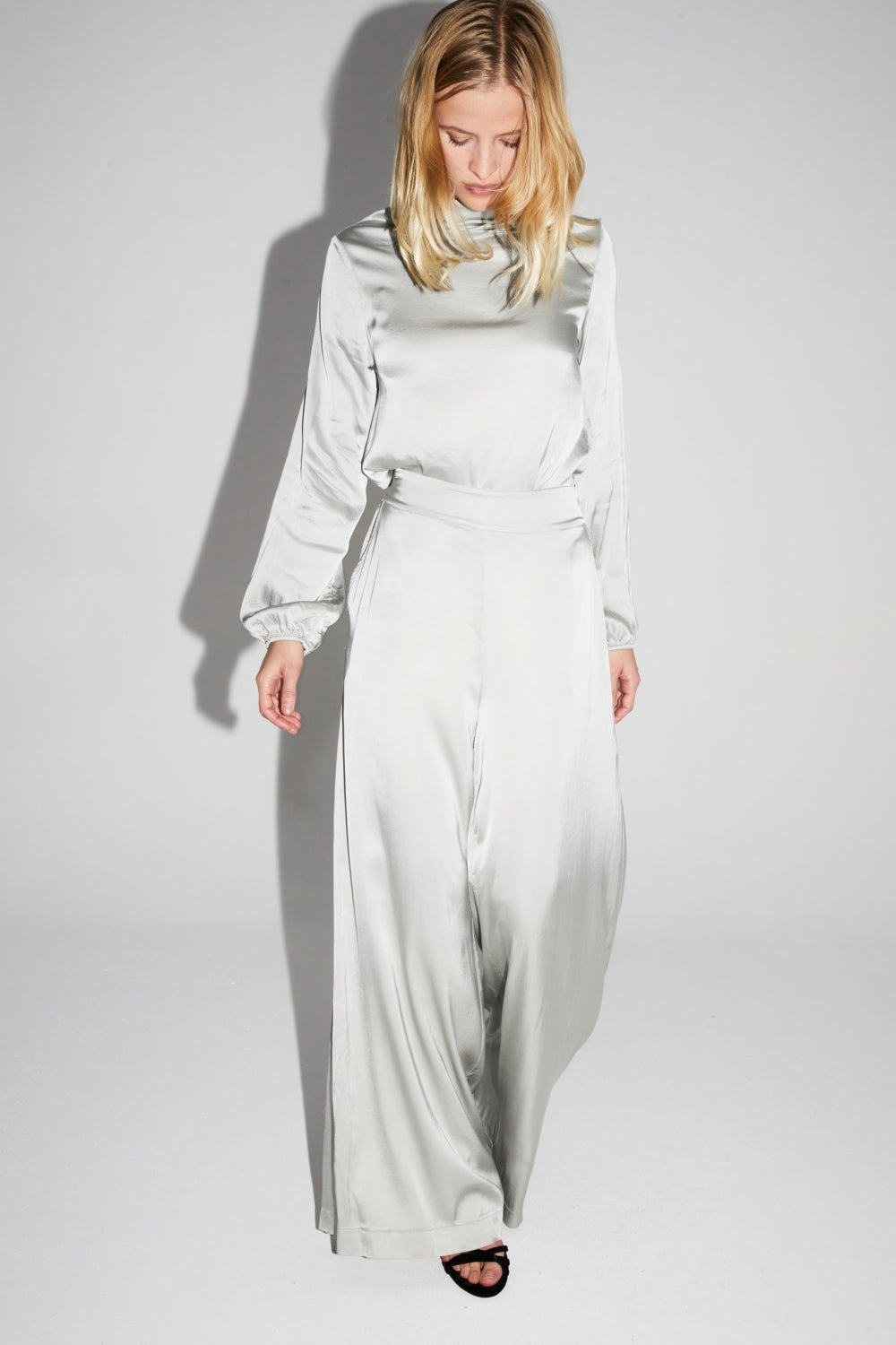 La Blouse Cléa Satin Viscose Strech Silver Fabriquée En Italie