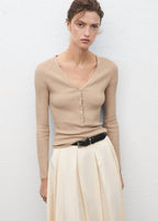 Ribstrikket pullover med V-hals