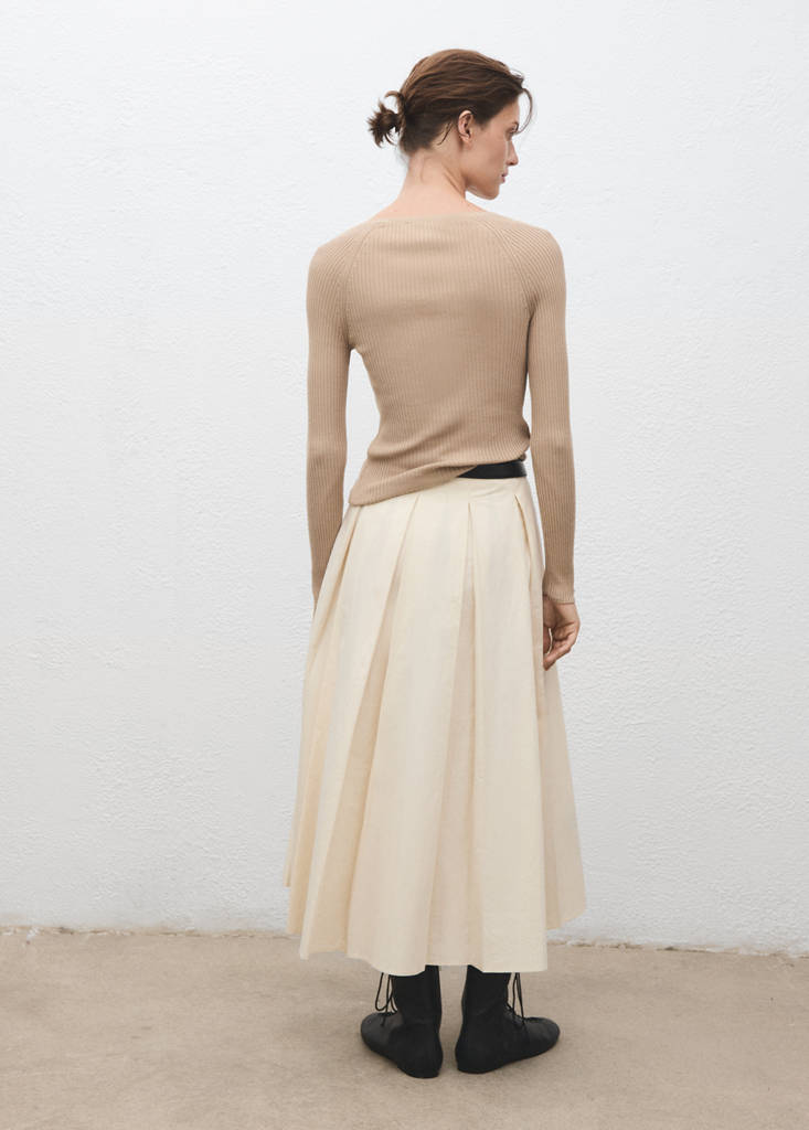 Ribstrikket pullover med V-hals