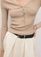 Ribstrikket pullover med V-hals