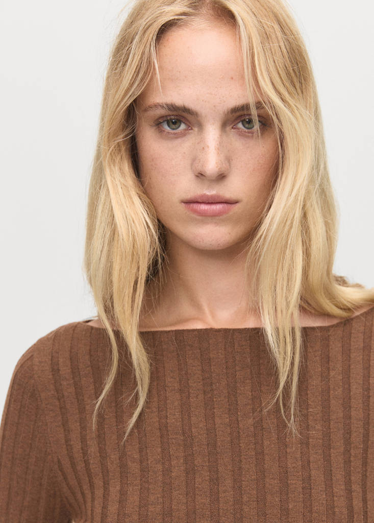 Rippstrickpullover mit U-Boot-Ausschnitt