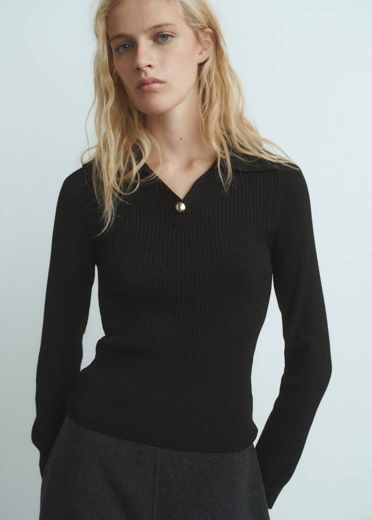 Sweter prążkowany z ozdobnym guzikiem