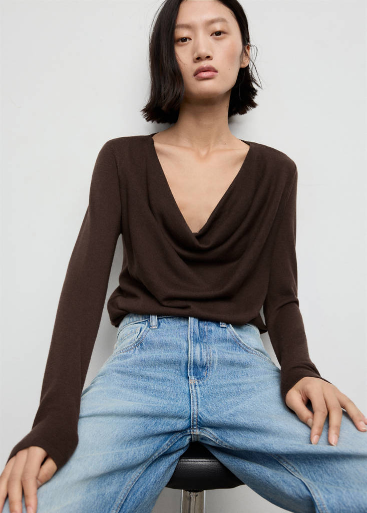 Sweter z drapowanym dekoltem