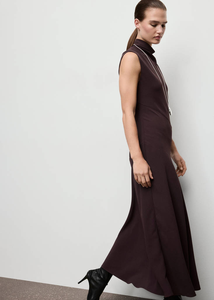 Ausgestelltes Kleid Mit Stehkragen