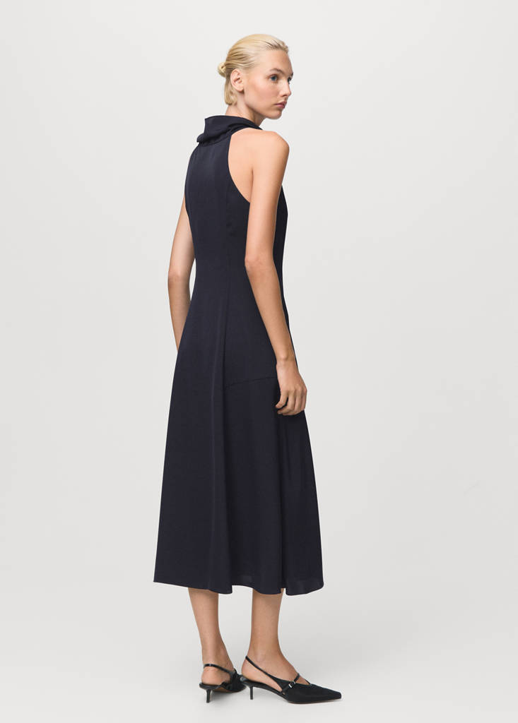 Ausgestelltes Kleid Mit Wasserfallkragen