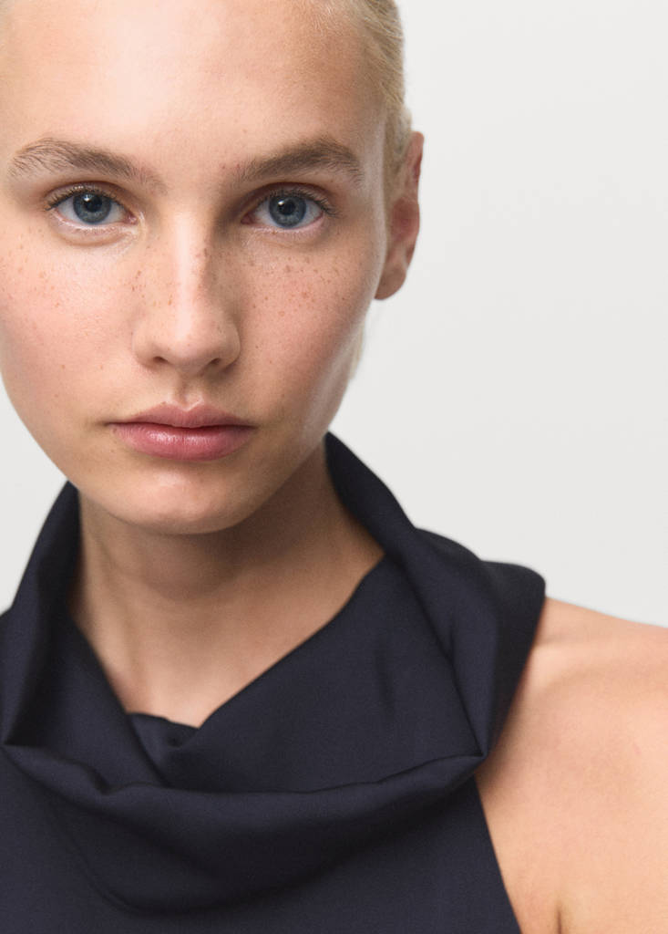 Ausgestelltes Kleid Mit Wasserfallkragen