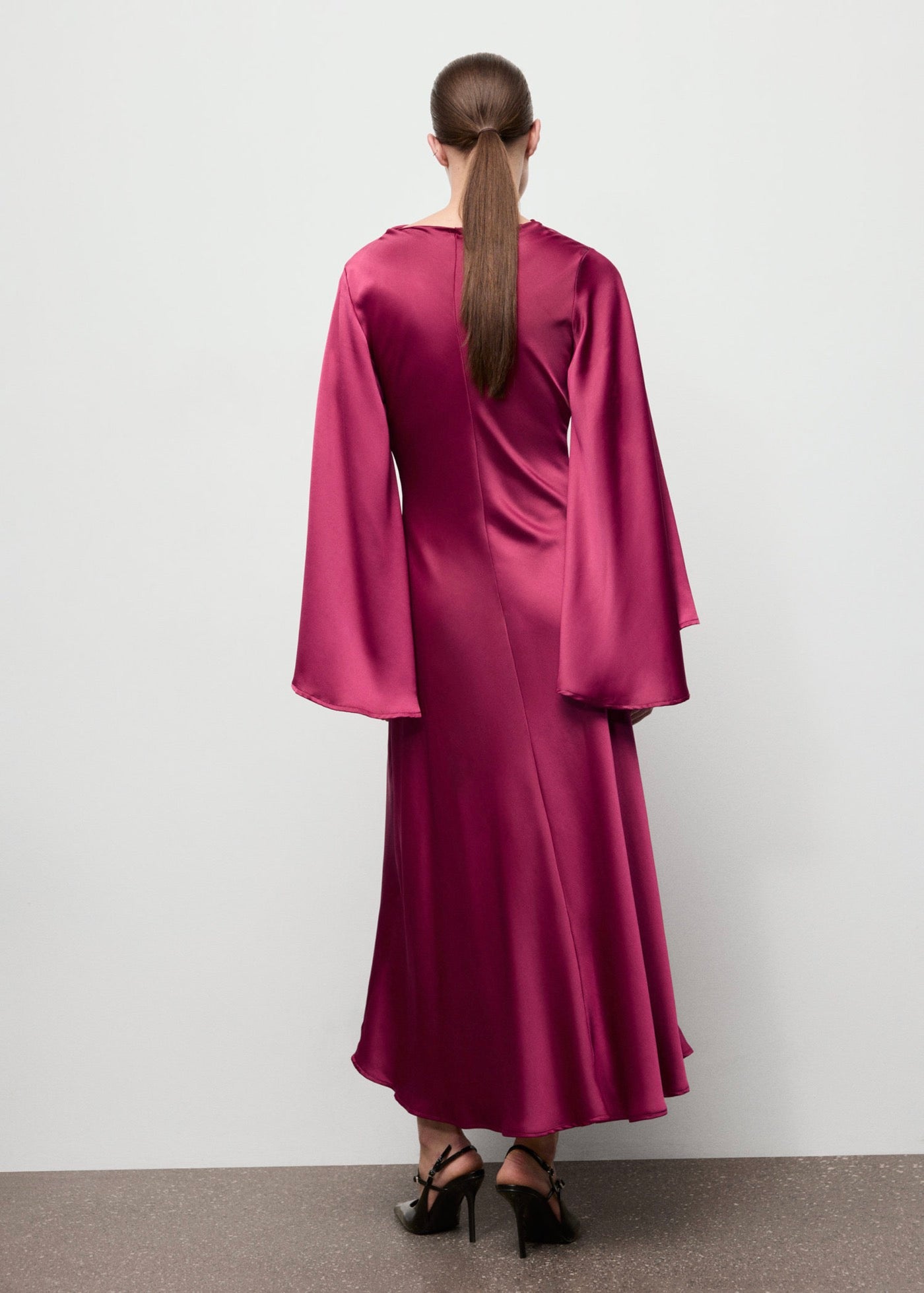 Robe Satinée Manches Cloche
