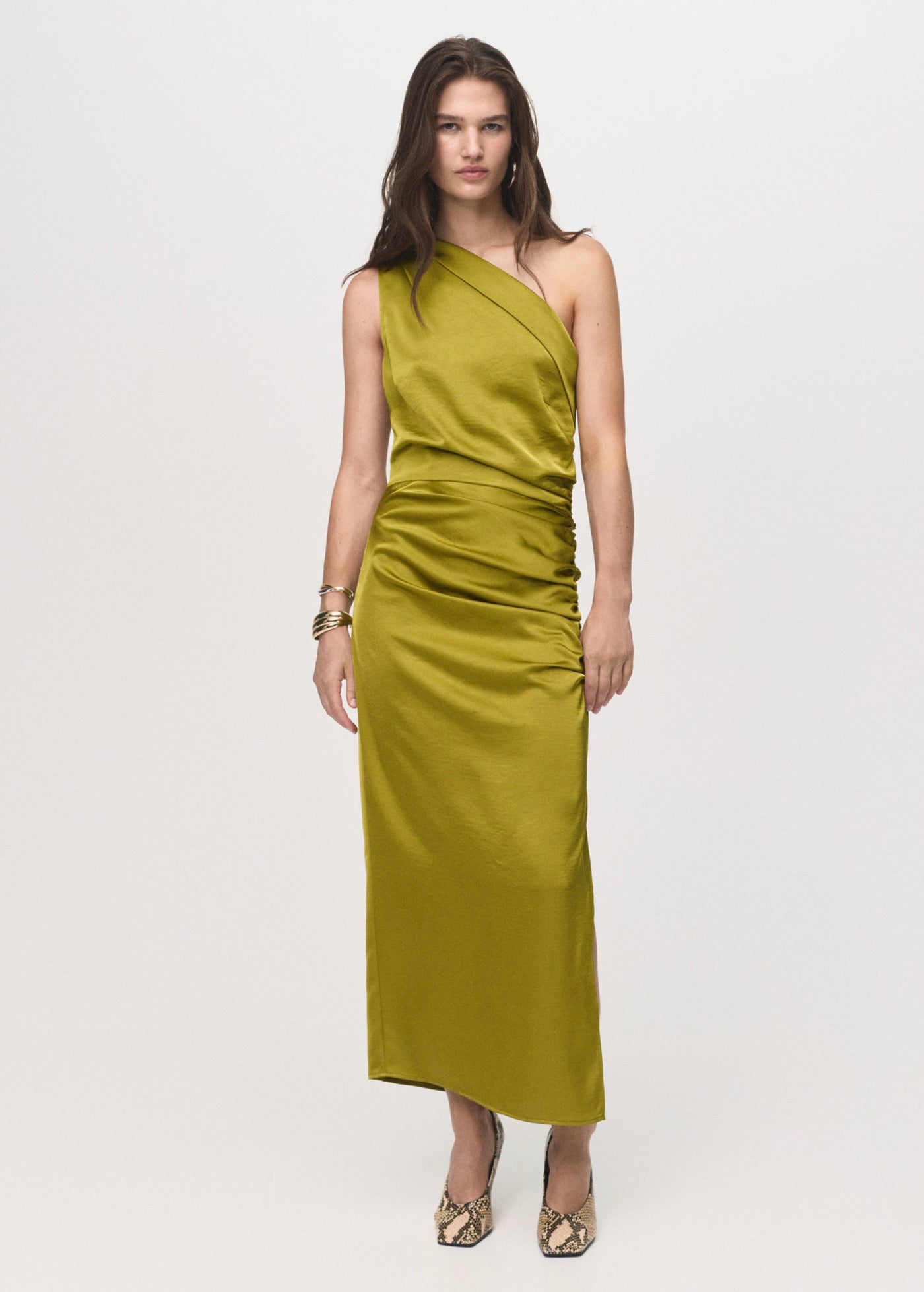 Robe Asymétrique Satinée Avec Fronce Latérale