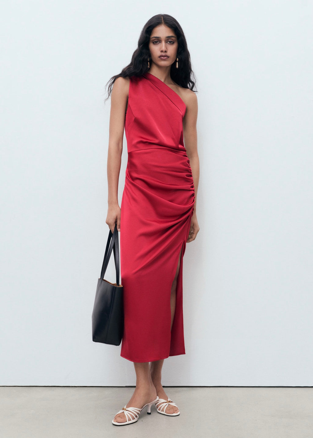 Robe Asymétrique Satinée Avec Fronce Latérale