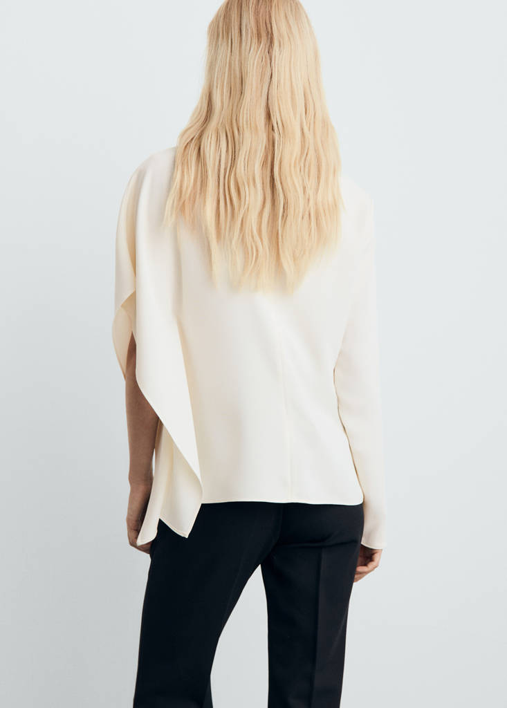 Bluse Med Høj Hals Og Asymmetriske Ærmer