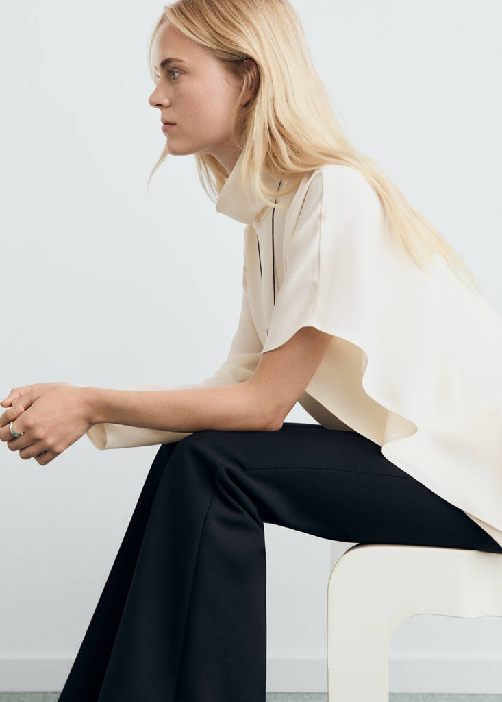Bluse Med Høj Hals Og Asymmetriske Ærmer