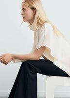 Bluse Med Høj Hals Og Asymmetriske Ærmer