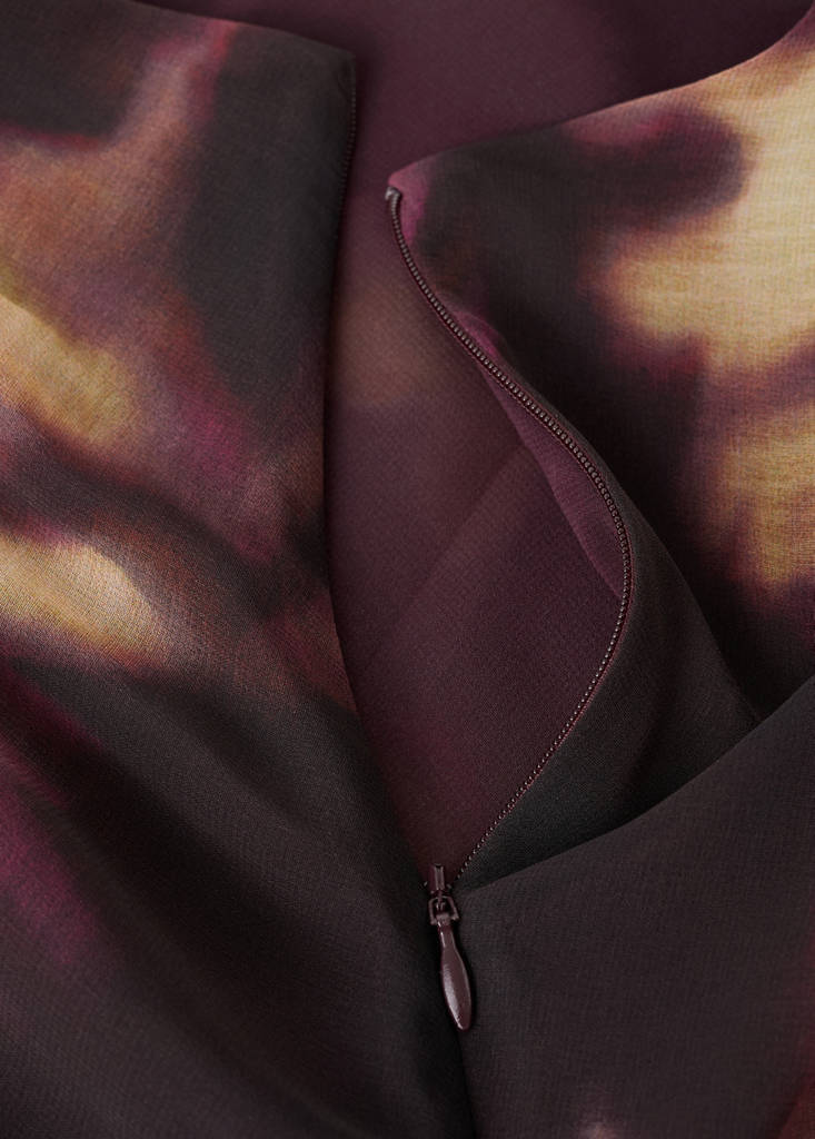 Raffkleid mit Batikmuster