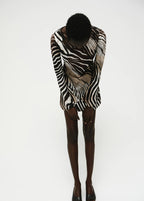 Zebra-Kleid mit ausgestellten Ärmeln