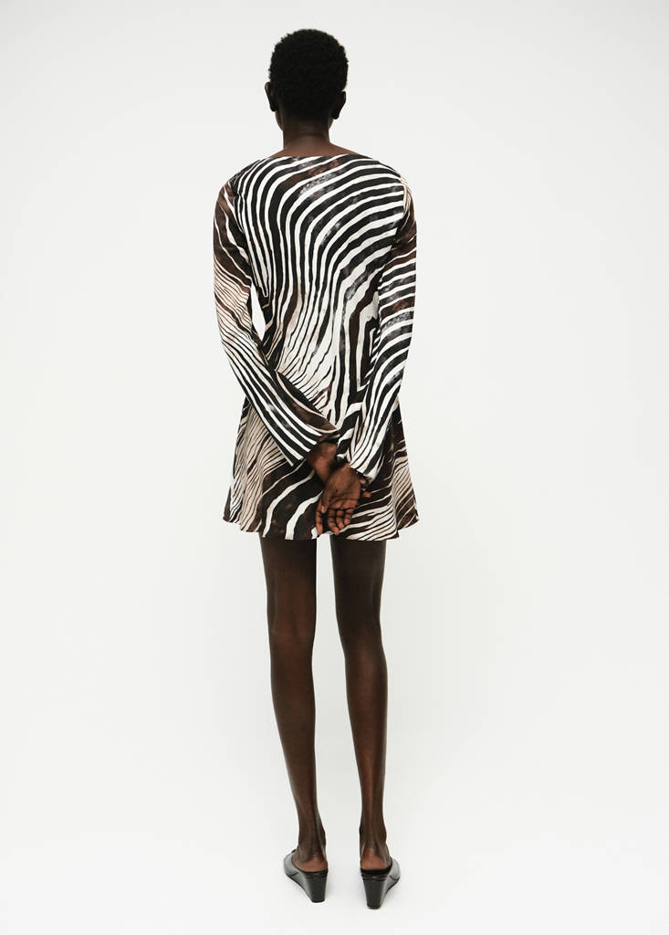 Zebra-Kleid mit ausgestellten Ärmeln