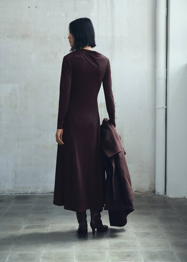 Ausgestelltes Kleid mit asymmetrischem Ausschnitt