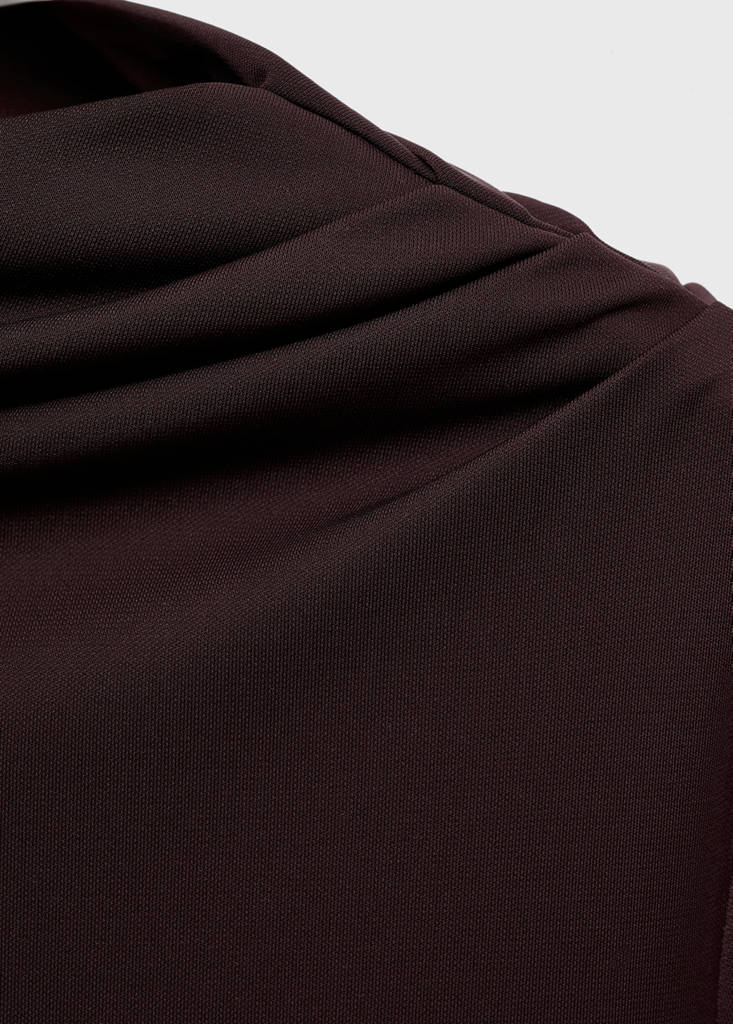 Ausgestelltes Kleid mit asymmetrischem Ausschnitt