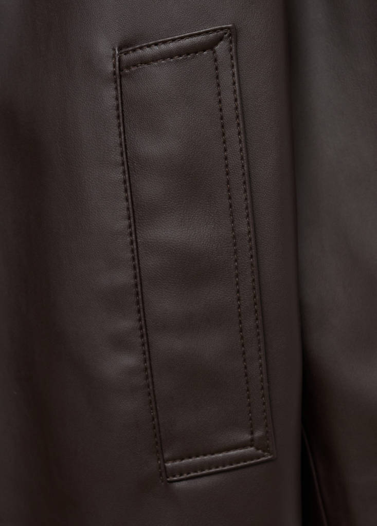 Langer Trenchcoat aus Kunstleder