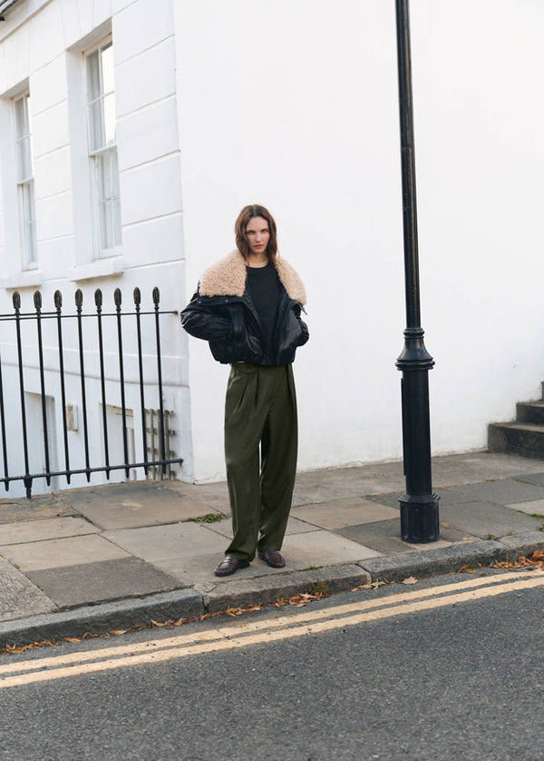 Pantalon À Pinces Et Détail De Boutons