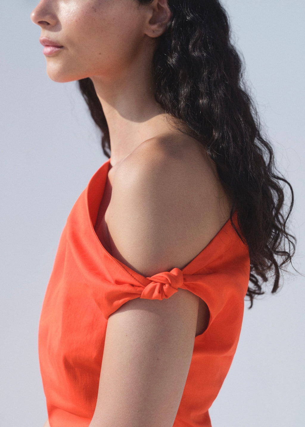 Robe Froncée À Col Asymétrique