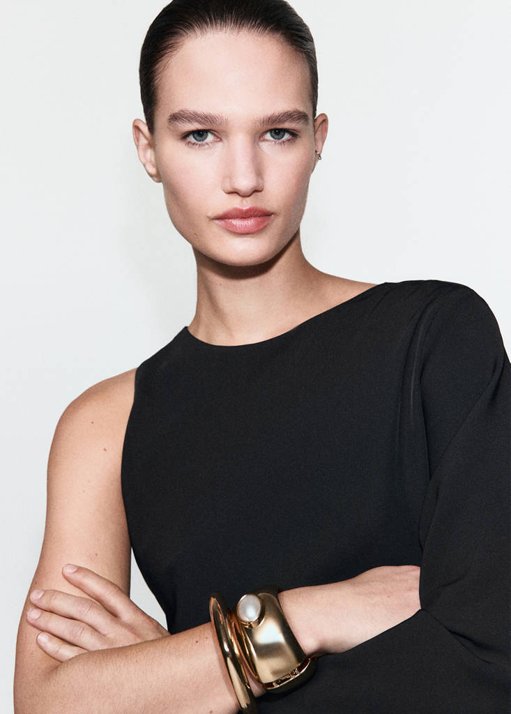Kleid mit asymmetrischen Ärmeln