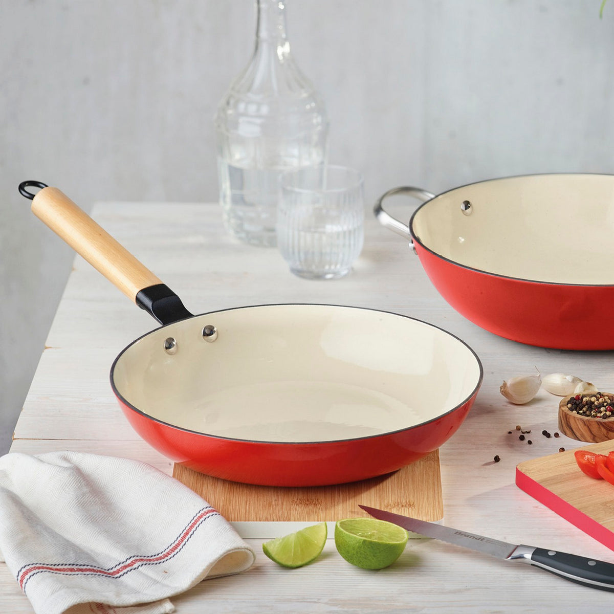 Poêle En Fonte Emaillée 24 Cm Avec Manche En Bois - Blanc / Rouge