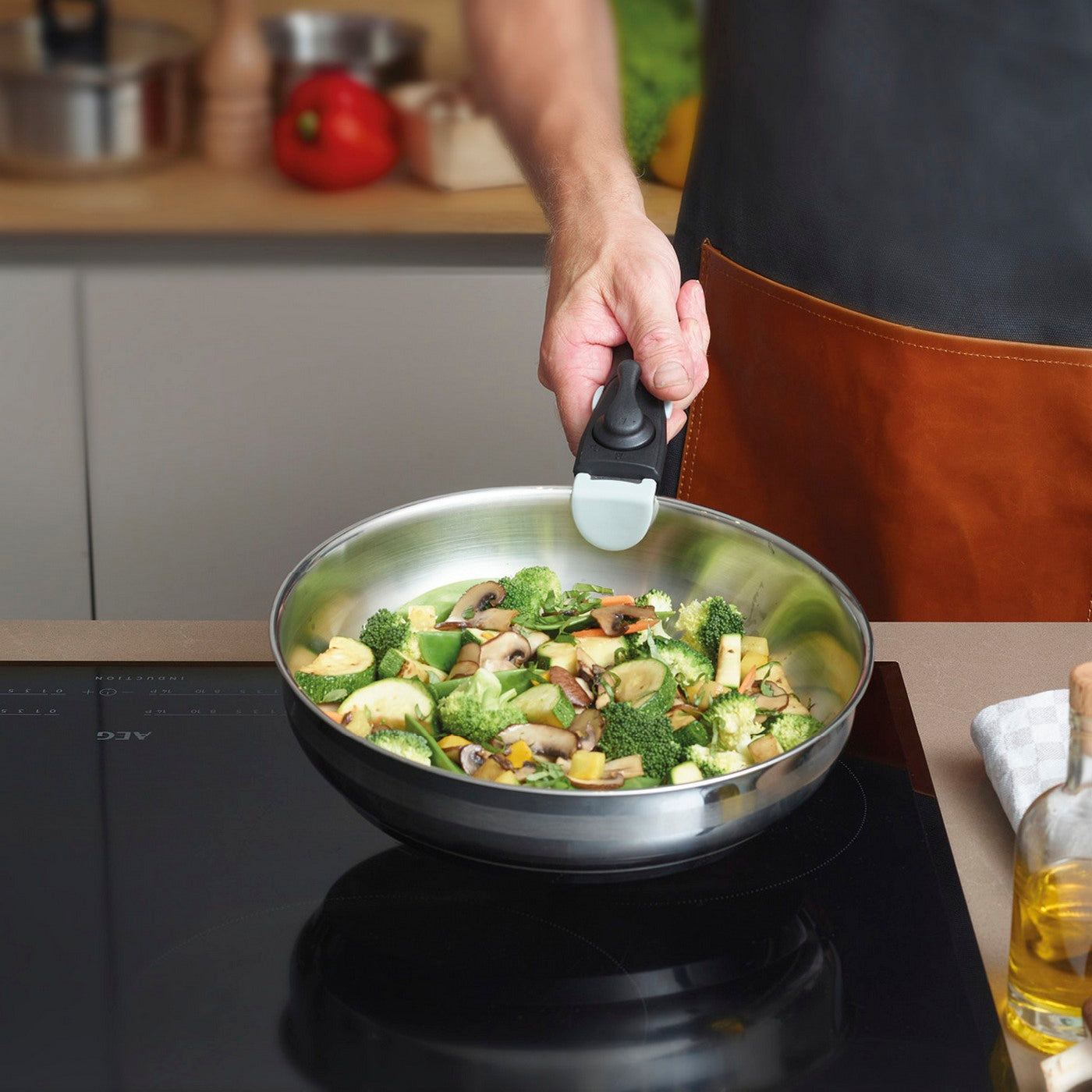 BRANDT - Set of 3 Amo Stainless Steel Frying Pans with Removable Handle + 3 Pan Protectors - Silver / Black / Red