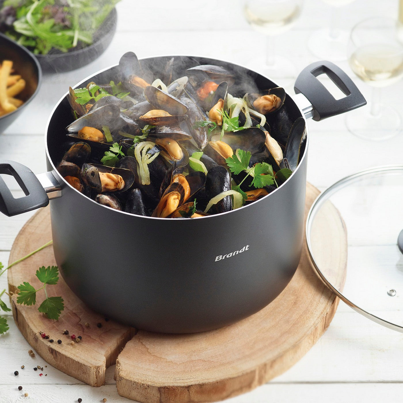 BRANDT - Set De 3 Poêles + 3 Casseroles + 3 Couvercles + 3 Couvercles Hermétiques + Marmite Avec Couvercle + 2 Poignées Amovibles - Noir