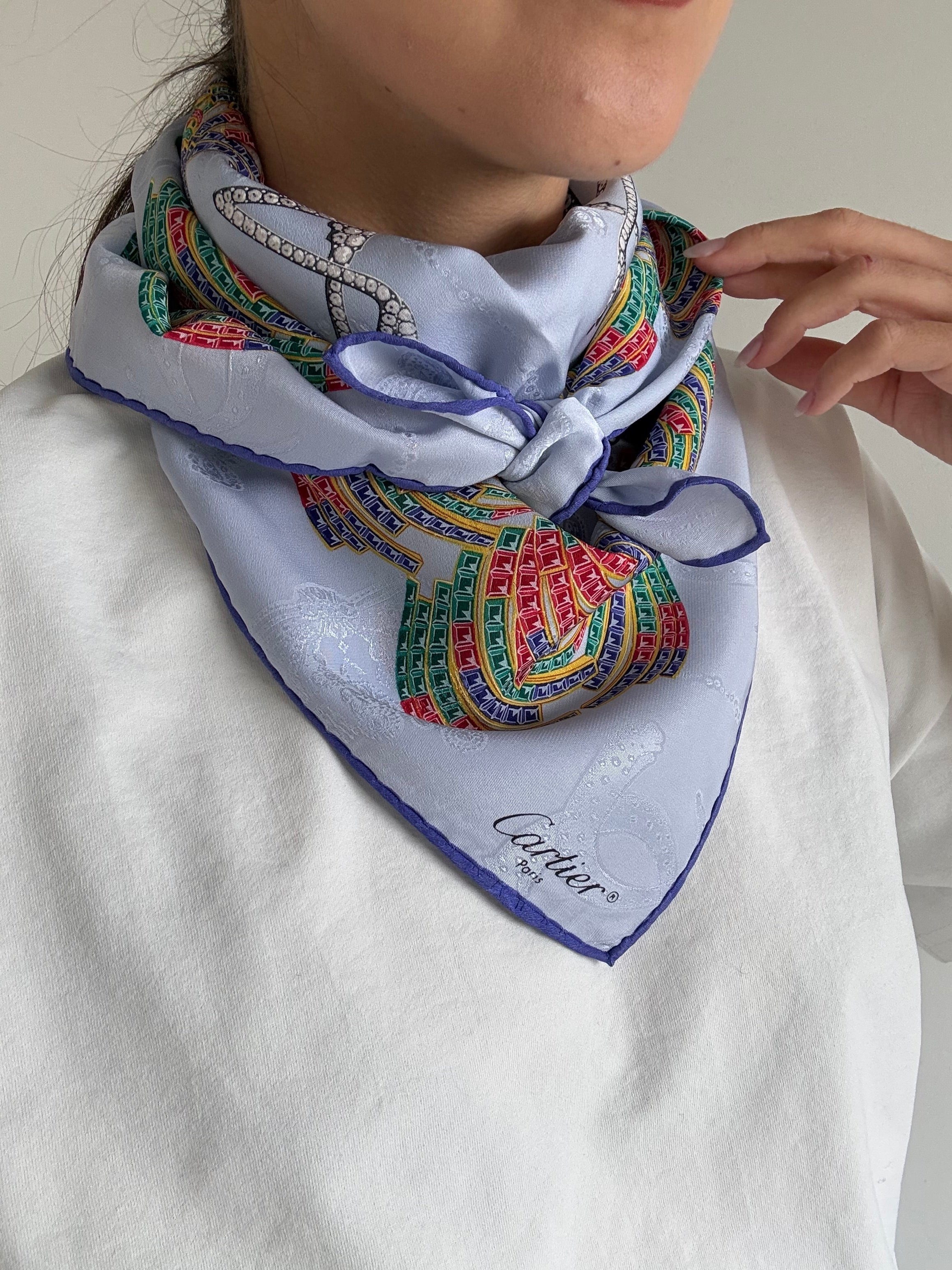 Foulard Cartier – Motifs Cygnes Et Plumes Multicolores