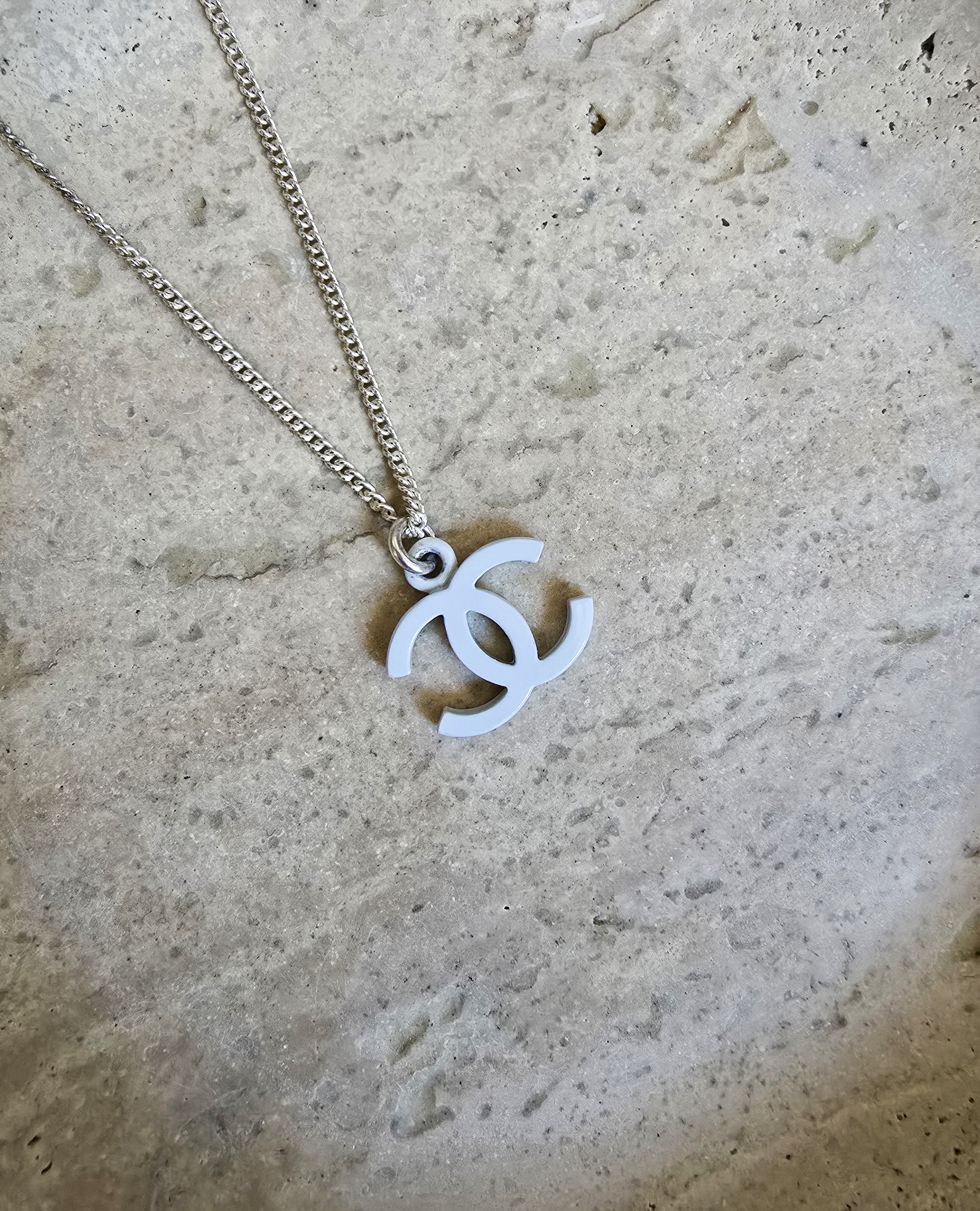 Chanel Collier Pendentif Cc Émail Blanc